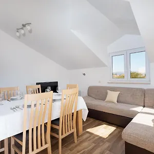 https://lidya.hotels-in-trogir.com